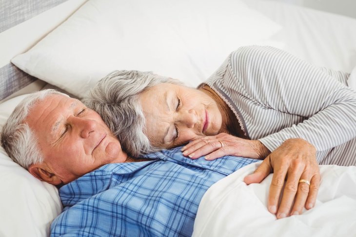 Ældre par der sover