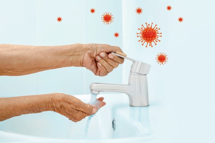 Senior der vasker hænder