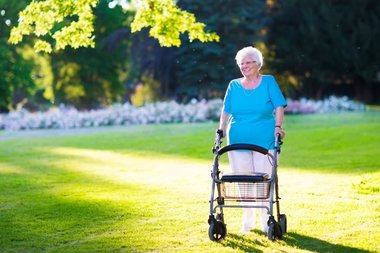 Ældre kvinde med sin rollator - En af de mest populære hjælpemidler til ældre